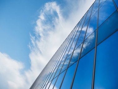 Gökyüzü Yansıması Mimarisi ile Modern İnşaat Cephesi Detayları