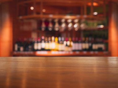 Tablonun üst rafı Kokteyl içeceği Pub gece hayatı bulanık arka plan 