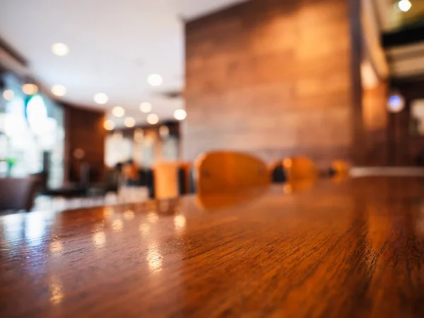 テーブルトップカフェレストランコーヒーショップインテリアブラー背景 — ストック写真