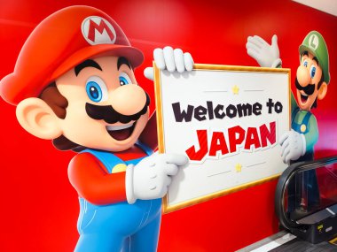 Tokyo, Japonya- 11 Kasım 2024: Mario maskotu, Tokyo tabelasına hoş geldiniz. 