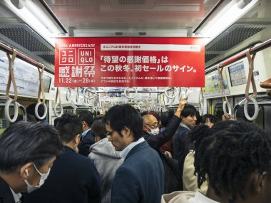 Tokyo, Japonya- 11 Kasım 2024: Kalabalık Japonya iş trafiği insanları Tokyo şehri yaşam tarzı