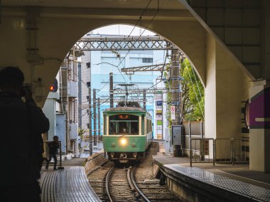 Kamakura, Japonya- 17 Kasım 2024: Enoden Fujisawa tren istasyonu Kamakura turizm Japonya seyahati