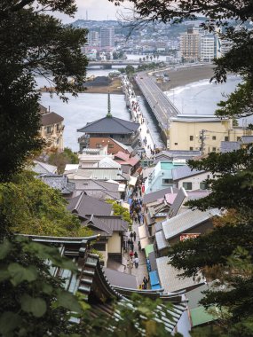 Kamakura, Japonya- 17 Kasım 2024: Enoshima kasaba binası manzarası Kamakura şehri Japonya 'yı gezin