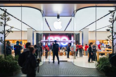 Apple mağazası Shinjuku Cephesi insanlarla dolu Tokyo City, Japonya- 20 Kasım 2024