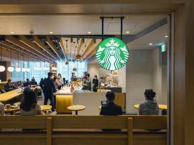 Starbucks Kahve Dükkanı Halkla İlişkiler Uluslararası Logo İşletmeleri: Tokyo, Japonya - 19 Kasım 2024 
