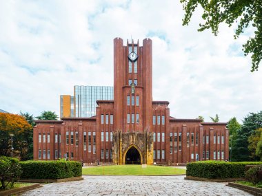 Tokyo Üniversitesi Yasuda, Japonya Kampüsü 'nün dış mimarisi Tokyo, Japonya - 18 Kasım 2024 : 