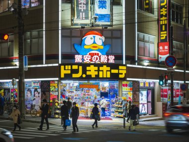 Donquijote mağazası gece Japonya vergisiz Tokyo caddesi, Tokyo, Japonya - 10 Kasım 2024 