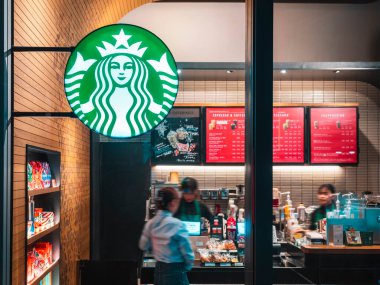 Starbucks Kahve Logosu Tezgah Bar Menü Dükkanı Uluslararası İş: Tokyo, Japonya - 19 Kasım 2024 