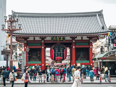 Senso ji Tapınağı kapısı kırmızı fener Asakusa Tokyo Japonya tarihi: Tokyo, Japonya- 20 Kasım 2024 