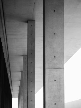 Mimari detaylar çimento sütunları beton duvar Endüstri Binası Gölge ışıklandırma arka planı 