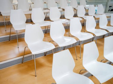 Sandalyeler sıraya girin. İş semineri için hazırlanın. Kapalı bina binası toplantı odası.