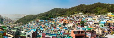 Gamcheon Kültür Köyü renkli ev manzarası Panorama Busan Turist Çekimi Güney Kore: Busan; Güney Kore - 18 Nisan 2023 