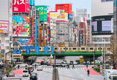Shinjuku şehri Tokyo caddesi tren yolu Japonya iş bölgesi Tokyo, Japonya 12 Nisan 2019 :