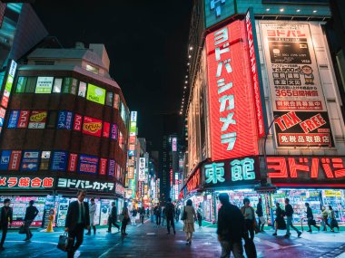 Shinjuku Tokyo alışveriş caddesi İnsanlar gece hayatı yürüyüş bölgesi: Tokyo, Japonya - 12 Kasım 2024 