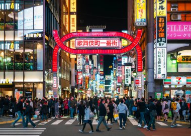 Kabuki-cho girişi Shinjuku bölgesi Tokyo Bar gece kulübü sokağı kalabalık Japon gece hayatı Tokyo, Japonya - 12 Nisan 2019 : 