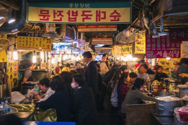 Namdaemun Market Yerel Gıda Sokağı Kalguksu Sokak Halkı: Seul: Güney Kore - 4 Nisan 2023 