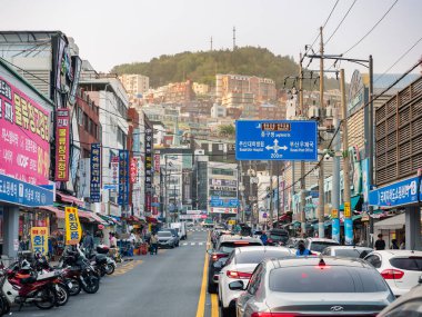 Busan şehri sokak manzarası Şehir merkezinde yürüyen insanlar: Busan, Güney Kore - 18 Nisan 2023 