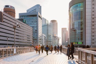 Tokyo iş bölgesinde üst geçitte yürüyen insanlar Japon yaşam tarzı: Tokyo, Japonya - 1 Şubat 2014 