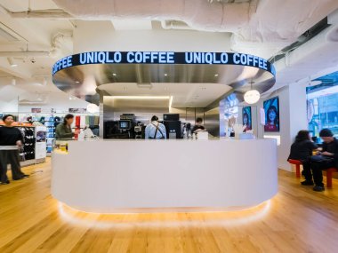 Tokyo, Japonya 'da, 25 Kasım 2024' te, insanların yaşam tarzı ile ilgilenen Shinjuku 'daki Uniqlo kahve dükkanı ana kafe tezgahı. 