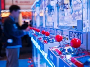 Arka planda Görüntü İnsanların oynadığı pençe makinesi Oyun Arcade Entertainment Merkezi