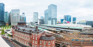 Tokyo İstasyonu İnşaat ve Demiryolu Japonya 'nın şehir manzaralı taşımacılığı ile Landmark' ı takip ediyor: Tokyo, Japonya - 18 Nisan 2015 
