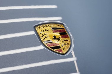 Araç üzerindeki Porsche logosu Alman otomobili: Bangkok, Tayland - 28 Aralık 2025 