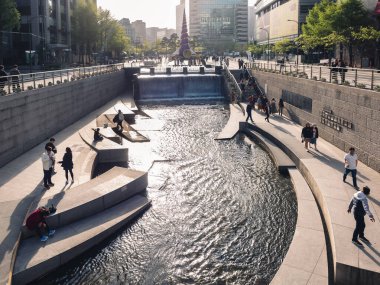 Seul, Güney Kore - 15 Nisan 2023: Cheonggyecheon deresi Seul Açık Alanı 