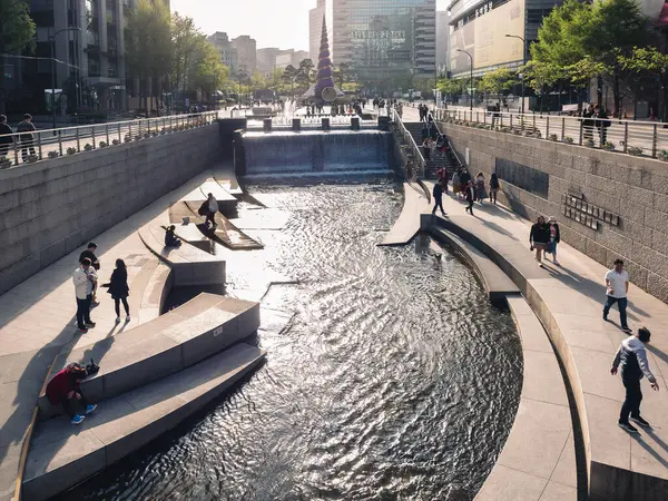 Seul, Güney Kore - 15 Nisan 2023: Cheonggyecheon deresi Seul Açık Alanı 