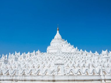 Mandaley, Myanmar- 31 Ocak 2018: Mandalay 'ın Beyaz Pagoda Simgesi  