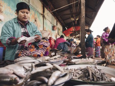 Mandalay, Myanmar- 3 Şubat 2018: Yerel pazarda balıklar taze yiyecek satıyor Myanmar halkı taze yiyecek satıyor