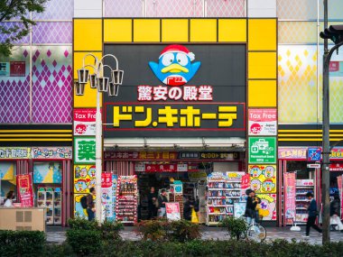 Donquijote mağazasının logosu Sakae mağazası Nagoya alışveriş caddesi: Nagoya, Japonya - 11 Nisan 2025 