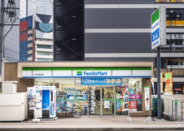 Aile Marketi Ön Mağazası Japon perakende işi Japon yaşam tarzı Nagoya, Japonya - 15 Nisan 2025 