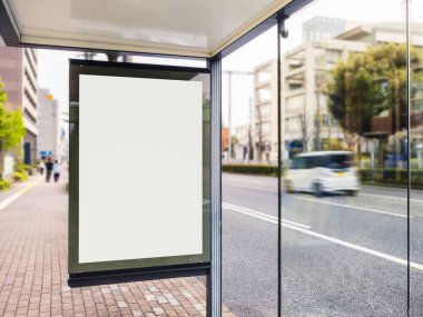 Otobüs durağındaki Boş Beyaz Sancak Işık Kutusu Medya Reklamı Şehir Caddesi Şablonu 'nu uydur