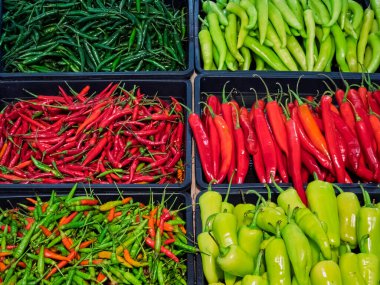 Chili Bell biberi süpermarkette taze sebze aranjmanı 