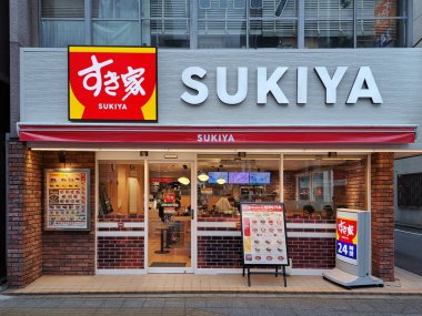 Sukiya logosu ön tabela Menü Japon fast food zinciri restoranı Japon Gıda İşletmeleri: Tokyo, Japonya - 5 Kasım 2024