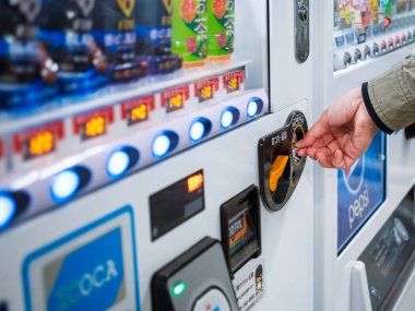 Otomat Japon Halkı yaşam tarzı Japonya Seyahat: Osaka, Japonya - 5 Temmuz 2025 