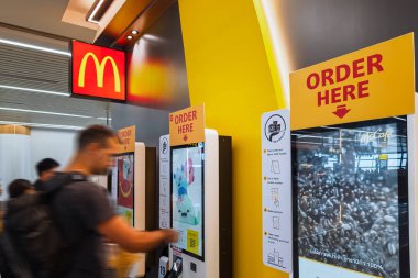 Bangkok, Tayland - 30 Haziran 2025: McDonald 's kendi kendine sipariş ettiği büfe dokunmatik ekran cihazları teknolojisi müşteri için nakit ödeme kolaylığı yolu