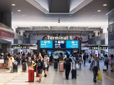 Osaka, Japonya - 10 Temmuz 2025: Kansai Uluslararası Havaalanı Terminali 1 Tren İstasyonu Osaka şehrine bağlanıyor