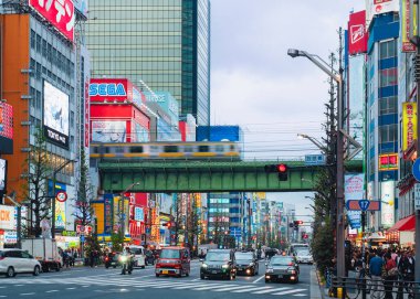Tokyo, Japonya- 14 Nisan 2018: Tokyo Şehir Tren İstasyonu Japonya İş Bölgesi Halkı Seyahat Tarzı 