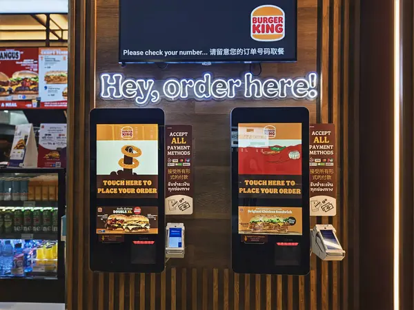 Bangkok, Tayland - 30 Haziran 2025: Burger King, müşteriler için nakit ödemesiz ödeme teknolojisi olanağı sağlayan kendi kendine sipariş ettiği ekran ekranı