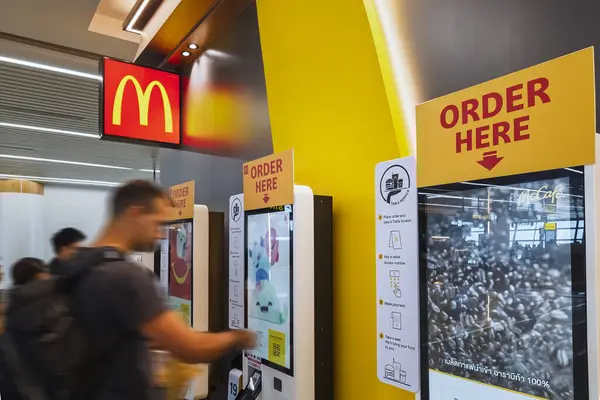 Bangkok, Tayland - 30 Haziran 2025: McDonald 's kendi kendine sipariş ettiği büfe dokunmatik ekran cihazları teknolojisi müşteri için nakit ödeme kolaylığı yolu