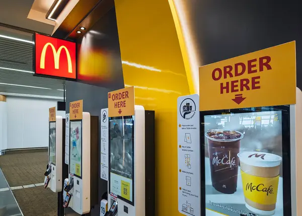 Bangkok, Tayland - 30 Haziran 2025: McDonald 's kendi kendine sipariş verdiği büfe dokunmatik ekran cihazları müşteri rahatlığı yolu