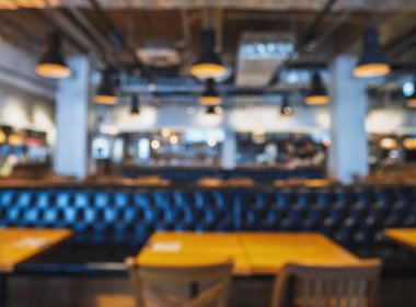 Koltuklu masa üstü. Arka planda bar restoranı bulanıklığı.