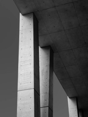 Çimento sütunları gri beton tavan Endüstriyel mimari detayları 