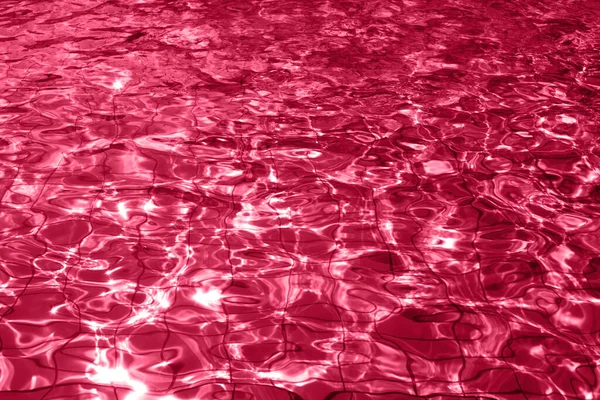 Rotes Transparentes Poolwasser Viva Magenta Trendfarbe Des Jahres 2023 — Stockfoto