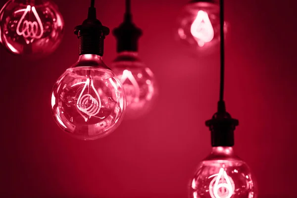 Grupo Lâmpadas Vermelhas Com Forma Interessante Filamento Tungstênio Luz Vermelha — Fotografia de Stock