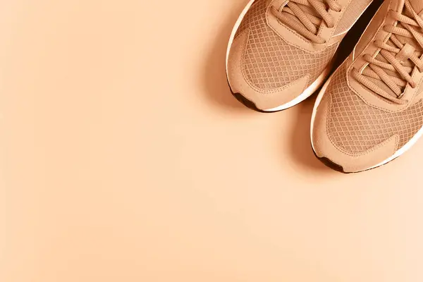 Blå Sneakers Vatten Och Äpple Beige Bakgrund Begreppet Hälsosam Livsstil Royaltyfria Stockbilder