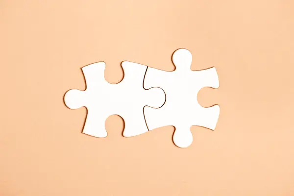 Două Piese Puzzle Jigsaw Conectate Fundal Bej Conceptul Găsi Soluțiile Fotografie de stoc