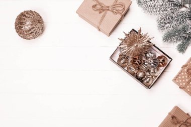 Parlak bir tatil süsü koleksiyonu ve ahşap bir yüzeye sarılı hediyeler. Kış kutlamaları için mükemmel. 2025 yılının gösterim rengi.