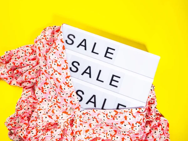 Verkauf Text Auf Leuchtkasten Mode Rabattförderung Damenbekleidungsgeschäft Konzept Mit Floraler — Stockfoto